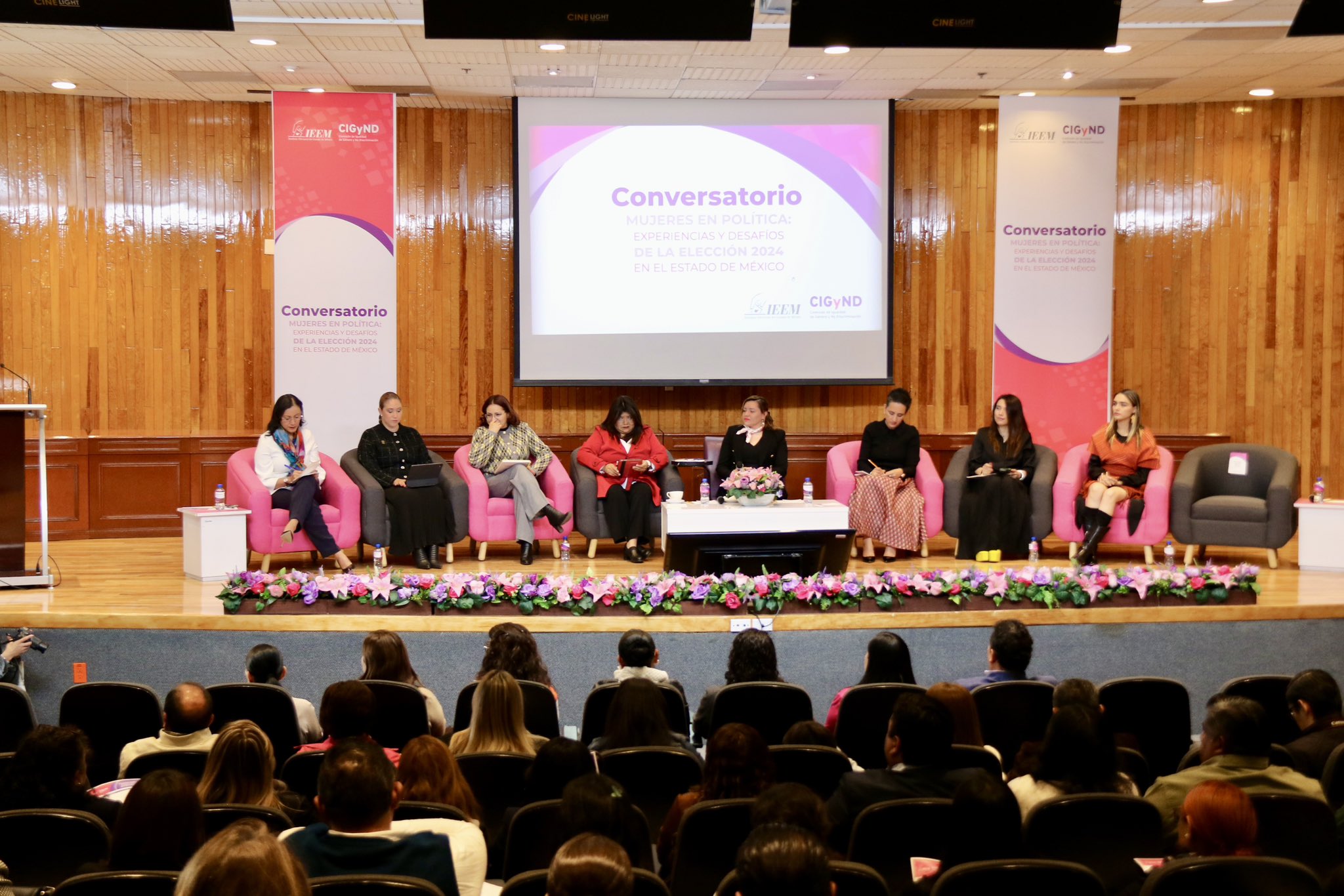 Las participantes coincidieron que el financiamiento a candidaturas, el acceso a medios de comunicación y la violencia política de género limitan los alcances de las mujeres en la política. Foto Especial
