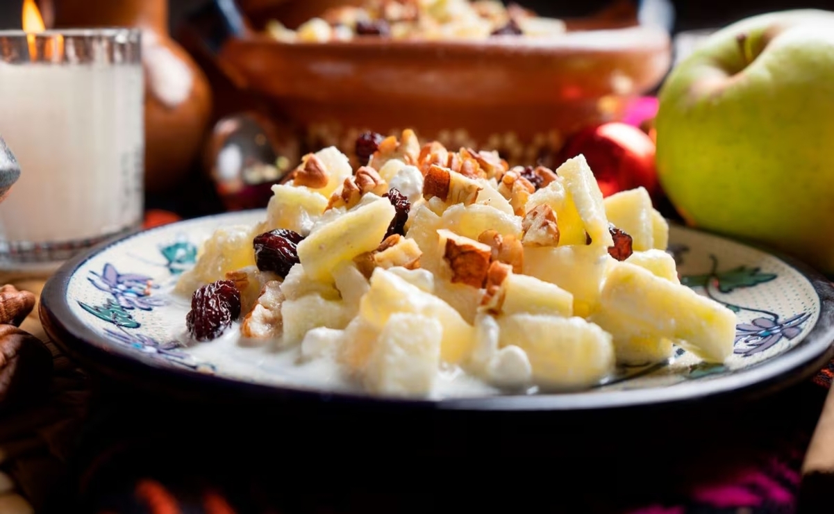 Una de las guarniciones favoritas en la cena navideña es la ensalada de manzana. Foto: Shutterstock