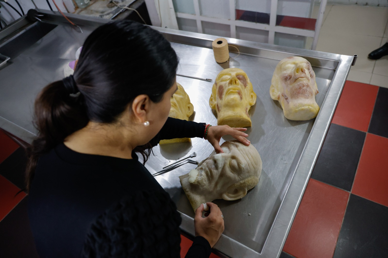 El embalsamamiento ha evolucionado, con técnicas más precisas y enfocadas en la salud pública. Foto Arturo Hernández