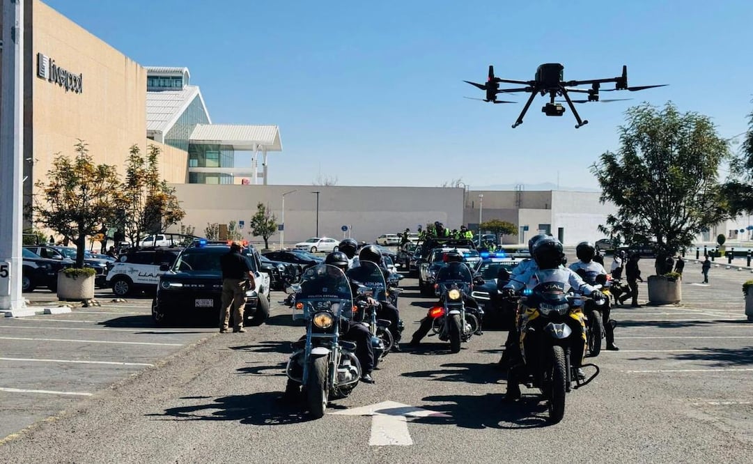 Operadores de la Unidad de Drones Tácticos de Metepec monitorean en tiempo real, coordinando el despliegue de los drones ante reportes delictivos / Foto: Arturo Hernández