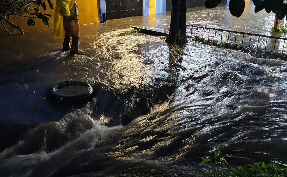 Esta imagen de Ixtapaluca muestra la gravedad de las inundaciones, con bomberos operando lanchas para asistir a los residentes afectados. Foto: Especial