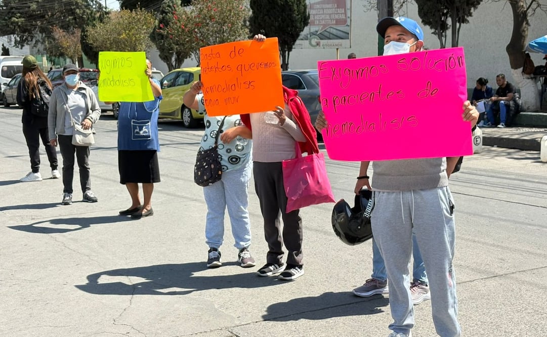 Y aunque la protesta no impide totalmente el paso de vehículos, el tránsito se ha visto afectado. Foto. Arturo Contreras