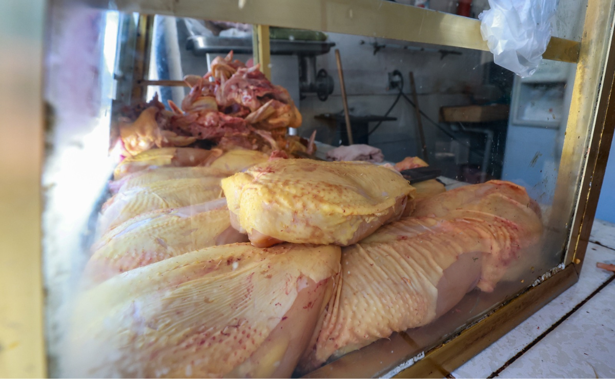 La extorsión ha provocado que el precio del pollo se dispare en mercados de Zinacantepec, Almoloya y Toluca, afectando a la economía familiar. Foto: Alejandro Vargas