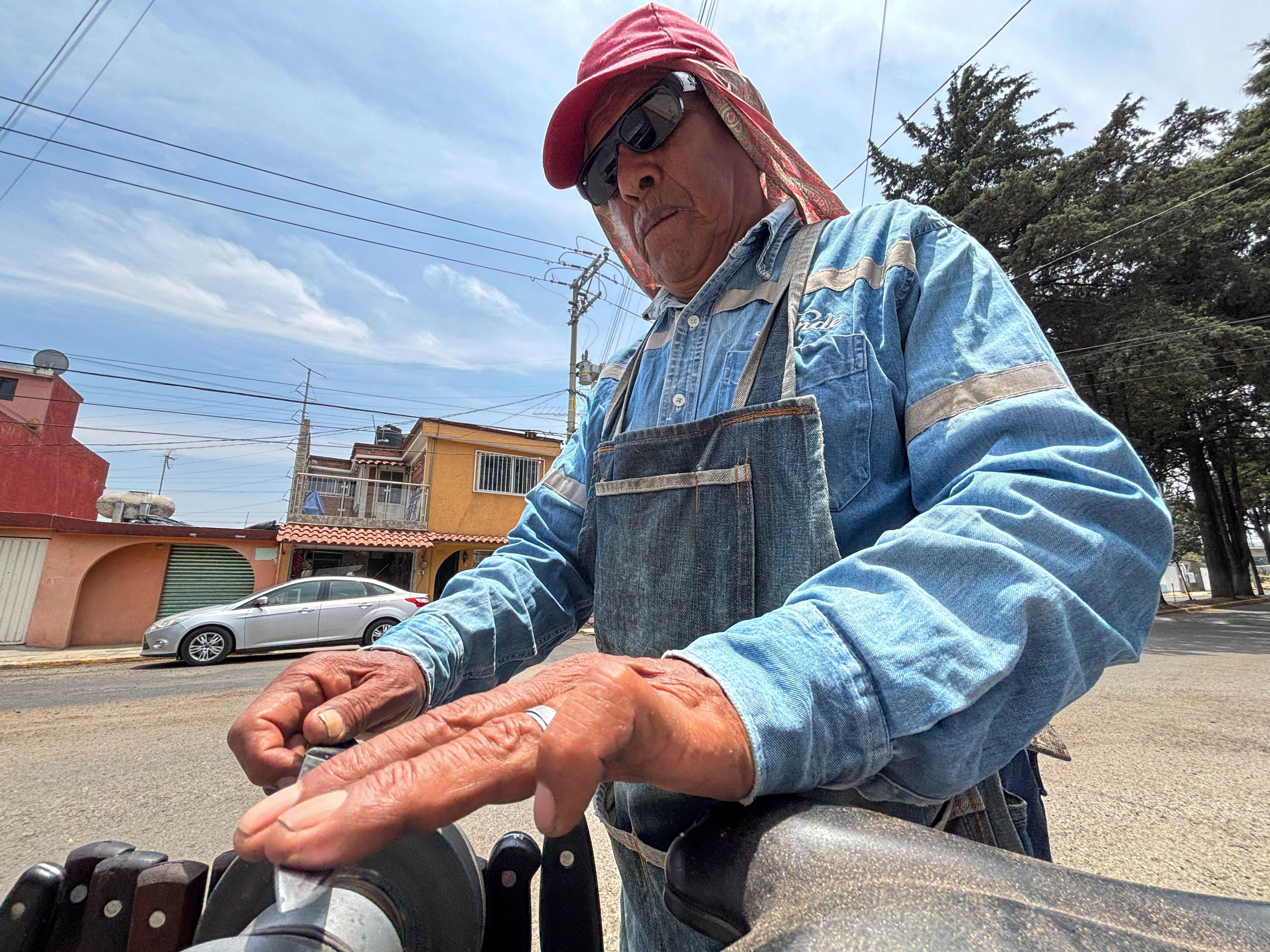 Bernardo Nazario Dávila antes recorría el país dando filo a los cuchillos, pero hoy ya está cansado.Foto: Arturo Hernández / El Universal Edomex