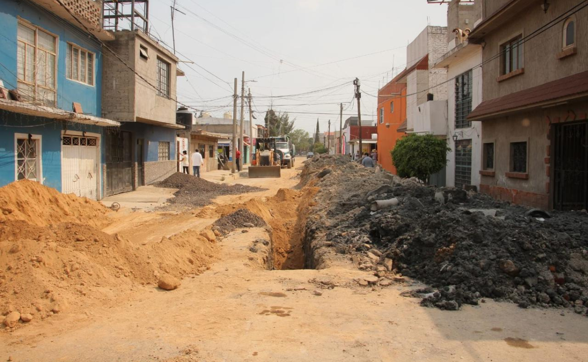 Trabajadores de Sapase estabilizan uno de los 200 socavones que afectan a Ecatepec, problema generado por falta de mantenimiento. Foto: Especial