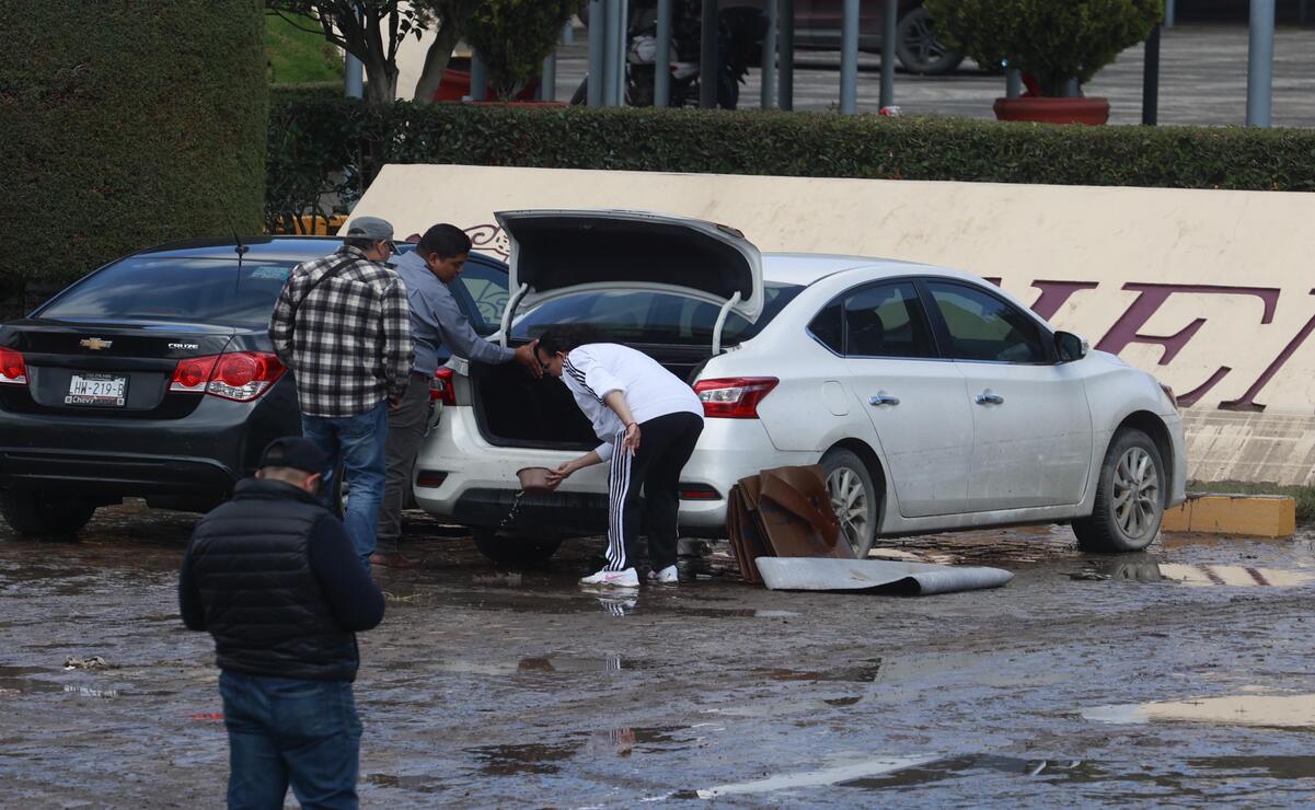 Esta mañana, regresaron al lugar para poder secar sus unidades y evaluar si tenían reparación. Foto: Alejandro Vargas.