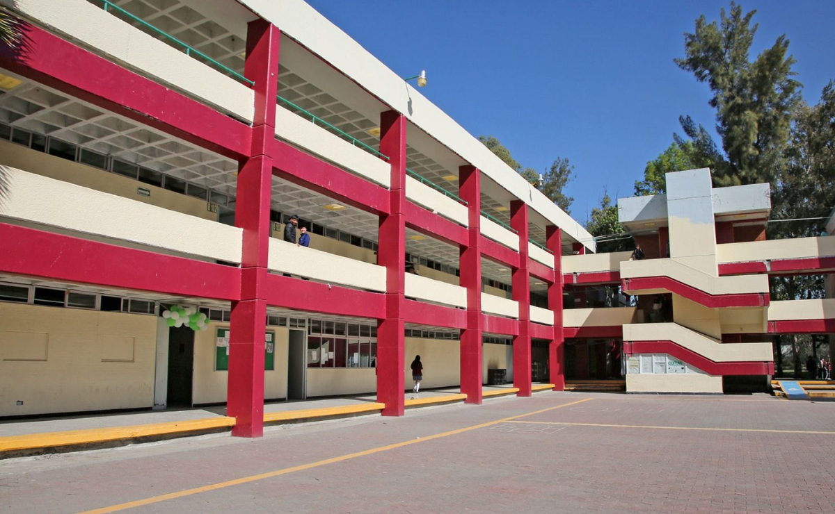 Padres de familia exigen una respuesta de las autoridades educativas ante el caos en la asignación a bachillerato que ha enviado a los alumnos a escuelas lejanas y sin cupo. Foto: Especial