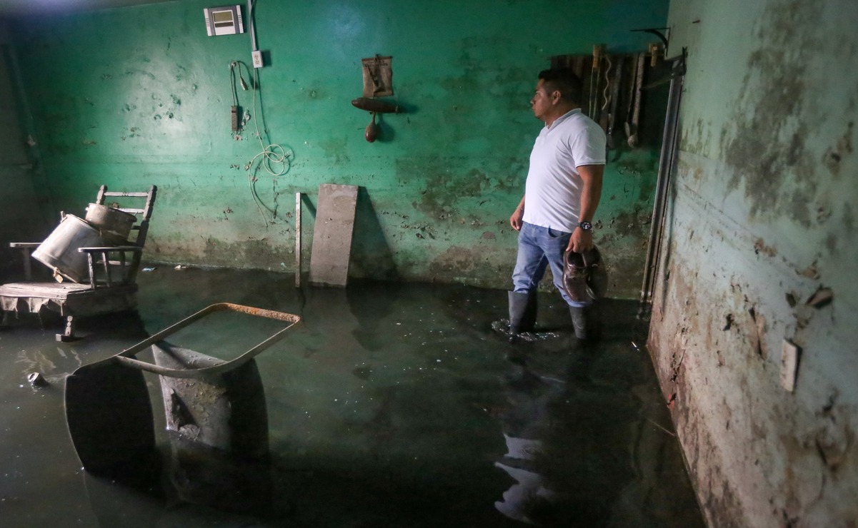 Antonio Paredes, quien vive en la calle Purépechas, regresó hace unos días para limpiar su vivienda / Foto Luis Camacho