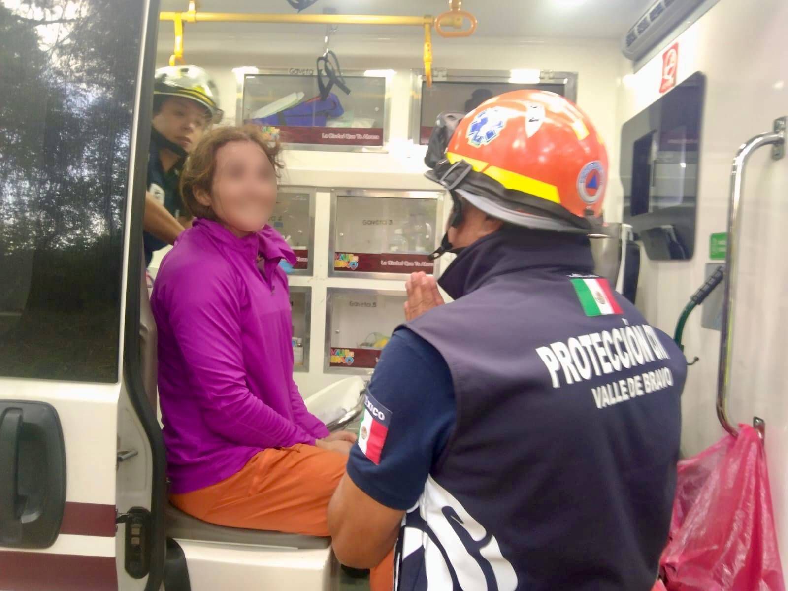 Tras ser rescatada, la parapentista recibió intención medica.  Foto: Especial