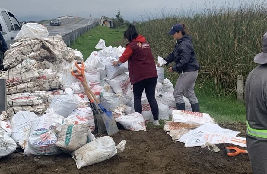 Avanza colocación de costales para contener el agua en Ciénegas de Lerma