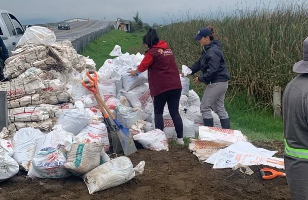 Lerma, Méx.- Más de 2 mil costales fueron colocados para la contención de la entrada de agua en las Ciénegas de Lerma