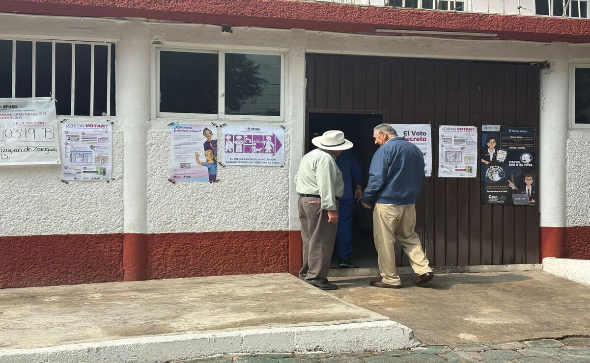 A las 9:30 de la mañana iniciaron las actividades en la casilla electoral de la sección 0349B del Distrito Federal 15, pues terminaron de instalar tarde las casillas. Foto: Arturo Contreras / El Universal Estado de México