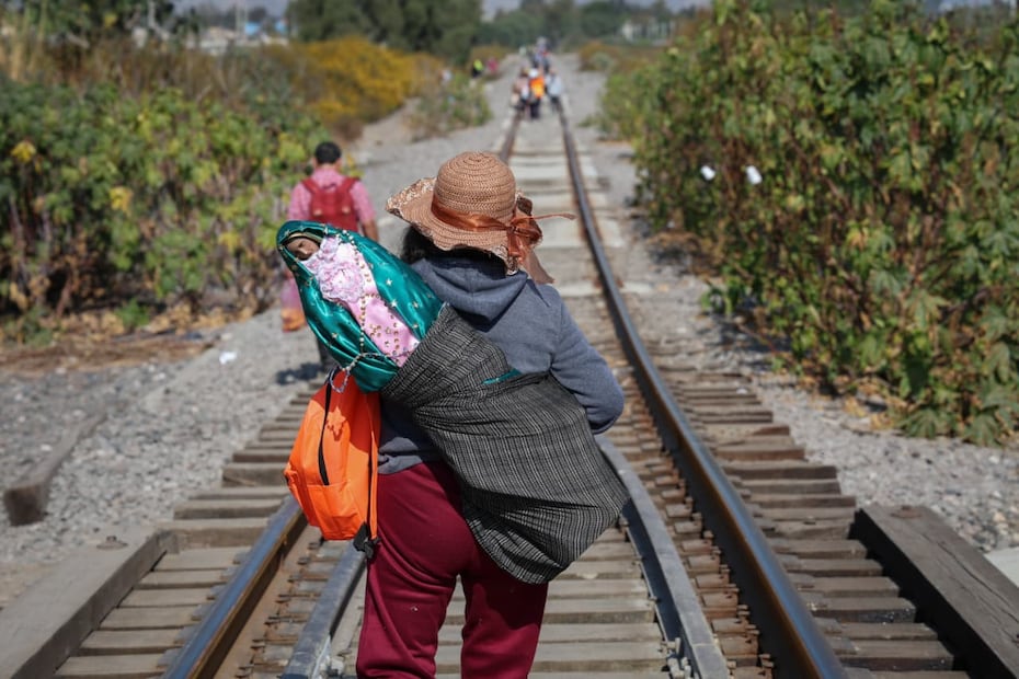 Miles de peregrinos del Oriente del Valle de México, provenientes de Tlaxcala, Puebla, Chimalhuacán y Neza, recorren las peligrosas vías del ferrocarril para llegar a la Basílica de Guadalupe, buscando acortar el camino. Foto Luis Camacho / El Universal