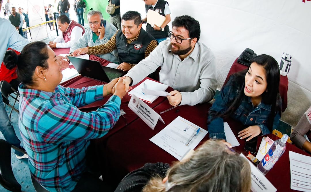 El alcalde Isaac Montoya Márquez supervisa las mejoras en San Miguel Tecamachalco, donde la reconexión de luminarias es solo una parte de los servicios directos llevados a los ciudadanos. Foto: Especial