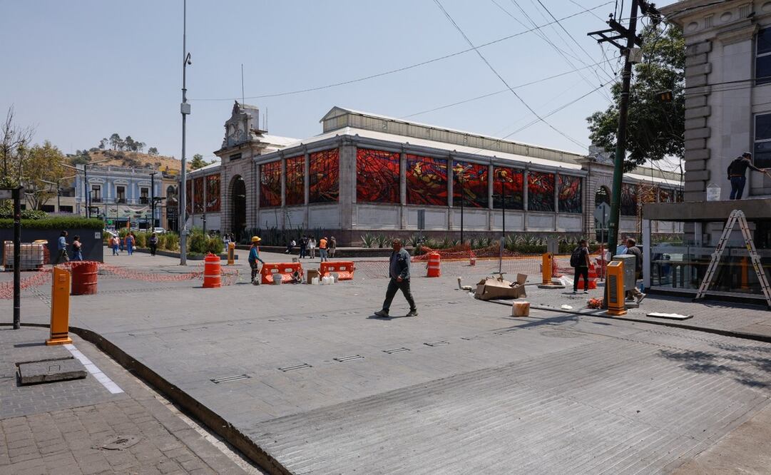 Comerciantes establecidos en el Centro Histórico de Toluca denuncian una crisis en sus ventas debido al retraso en la conclusión de los pasos peatonales “inteligentes” en el centro / Foto: Arturo Hernández