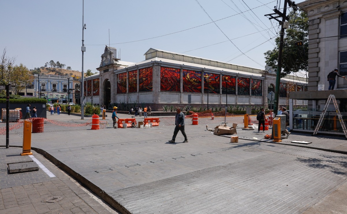 Comerciantes establecidos en el Centro Histórico de Toluca denuncian una crisis en sus ventas debido al retraso en la conclusión de los pasos peatonales “inteligentes” en el centro / Foto: Arturo Hernández