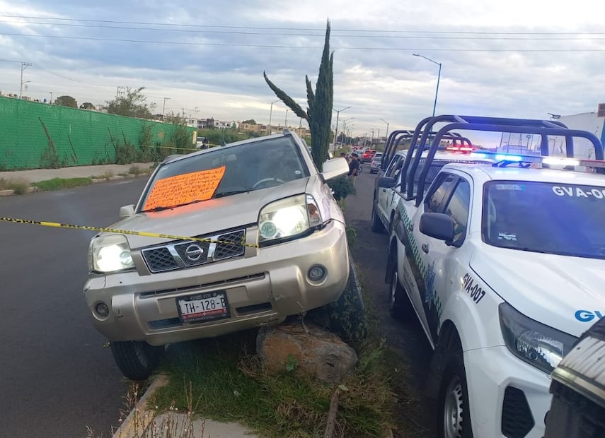 En el parabrisas de la camioneta fue colocada una cartulina con un mensaje firmado con las iniciales “GDLG”. Foto especial