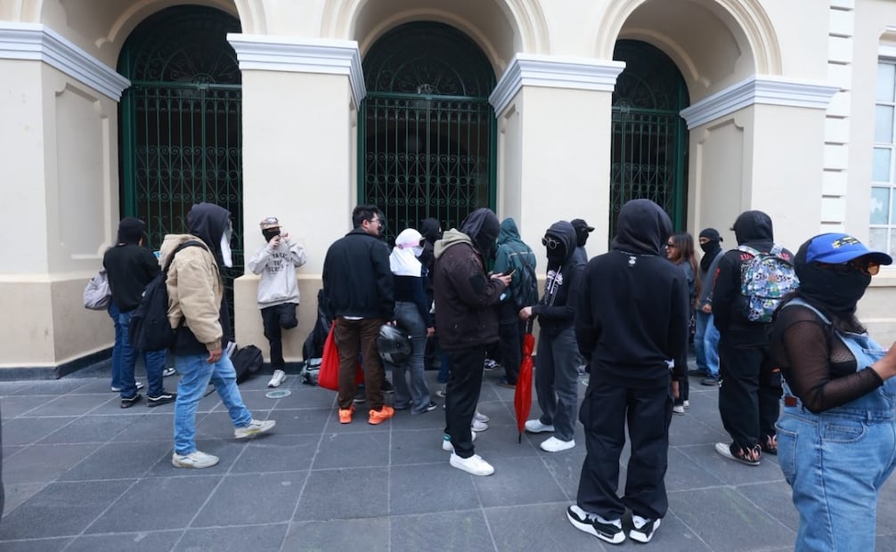 Estudiantes encapuchados denunciaron el retiro del 12% de descuento en las colegiaturas para el semestre actual. Foto Alejandro Vargas / El Universal