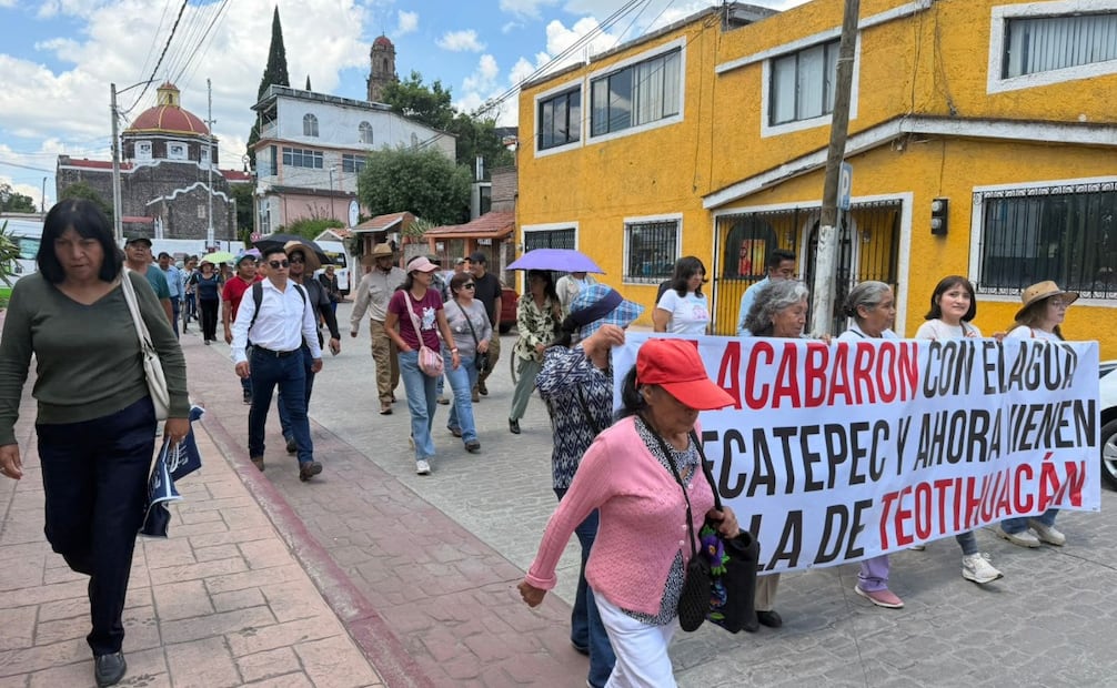 Pobladores de diversas comunidades del Valle de Teotihuacán marcharon este lunes para denunciar la inacción de las autoridades ante la crisis hídrica. Foto Especial