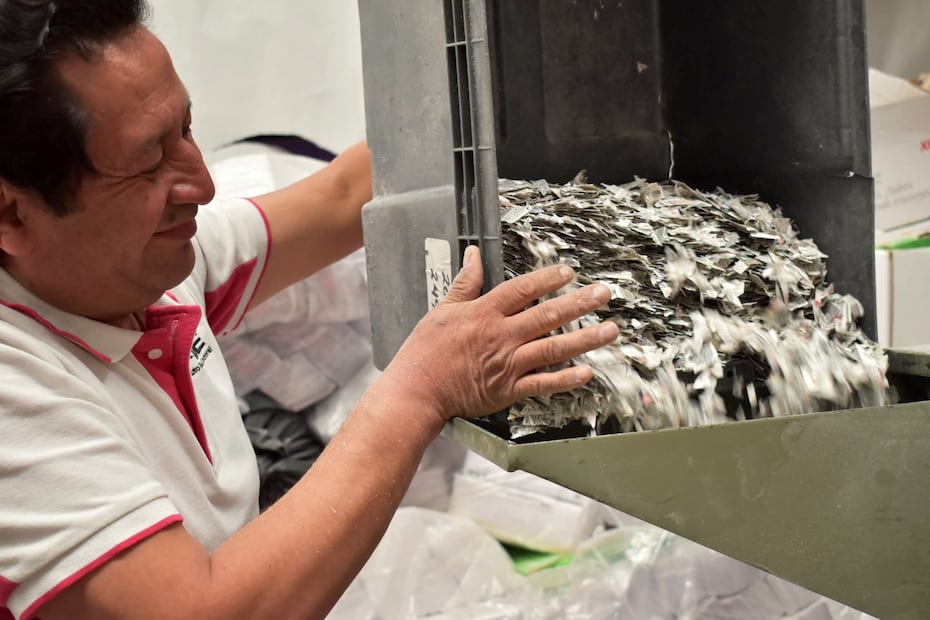 Tras la trituración, los residuos plásticos son recolectados por empresas especializadas para su reciclaje total. Foto Especial