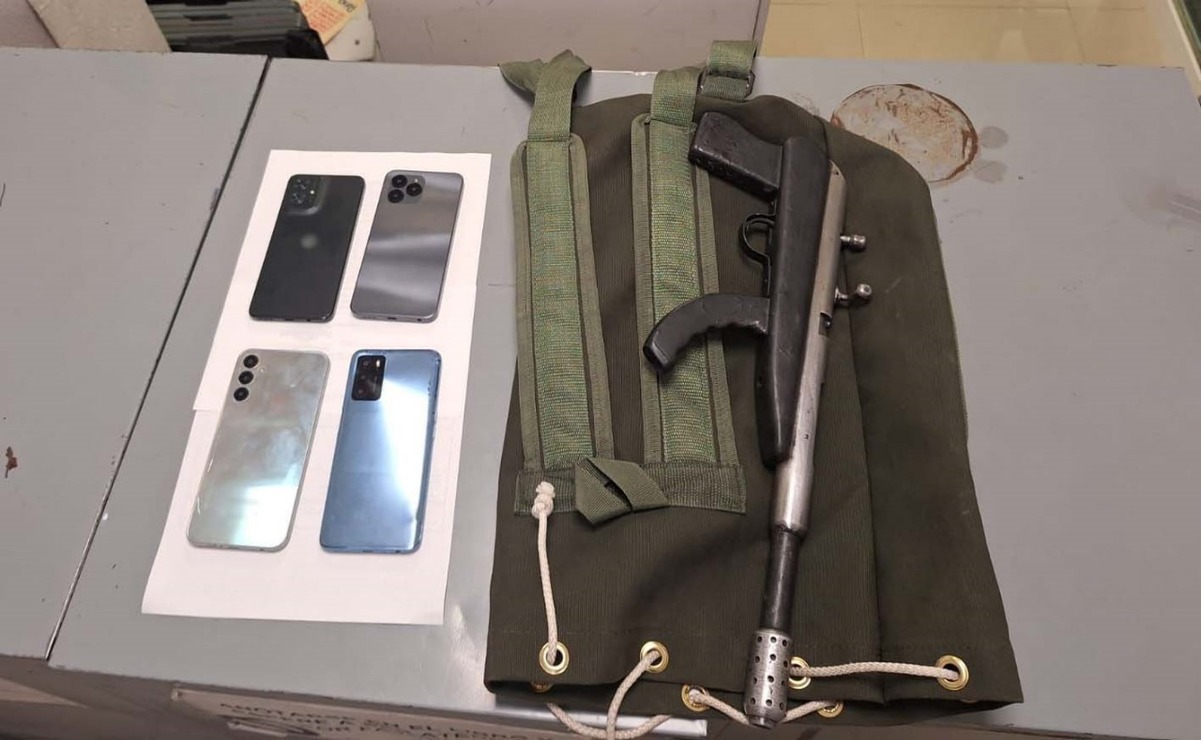 A los detenidos se les aseguró una mochila verde que contenía cuatro teléfonos celulares robados y un arma de fuego tipo escopeta calibre .410 mm. Foto: Especial