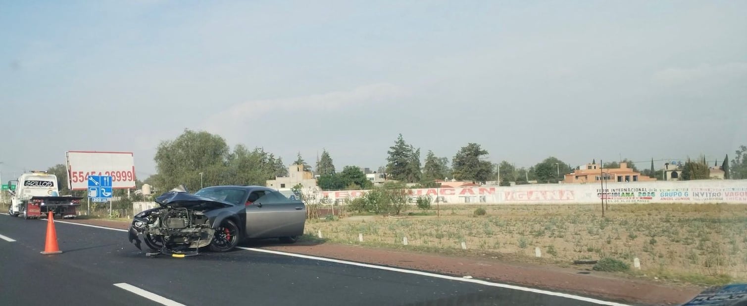 La motocicleta circulaba sin placas de identificación. El vehículo de lujo, un Dodge Charger SRT negro con placas PZV-749-C, quedó también sobre la carretera de peaje con visibles daños en el frente. Foto: especial