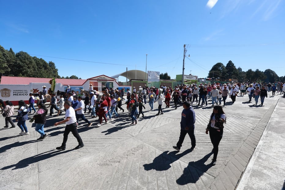Estudiantes, jóvenes, adultos mayores y vecinos se unieron en una cabalgata y caminata por la paz en Texcaltitlán. Foto Alejandro Vargas / El Universal