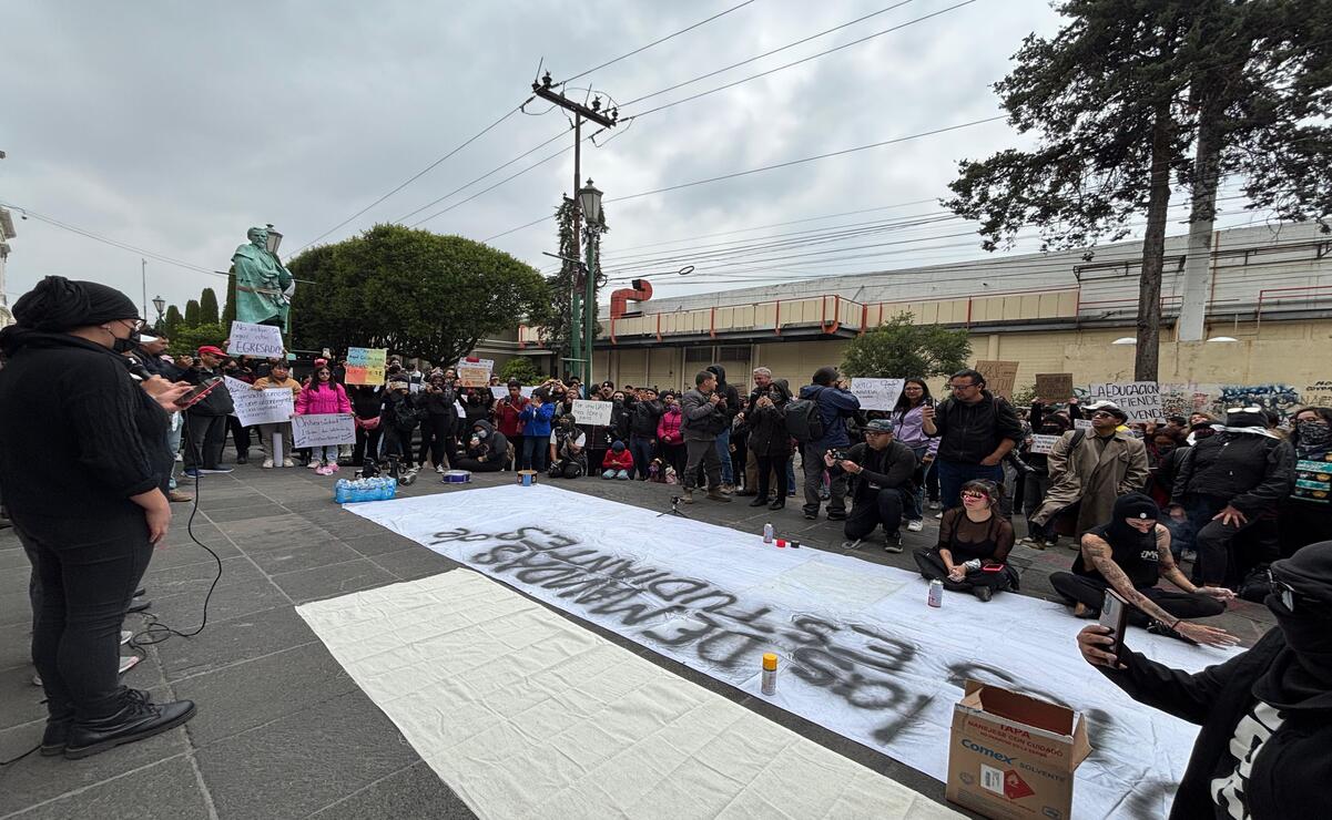 El mitin se realizó el domingo frente a la Rectoría de la Universidad Autónoma del Estado de México (UAEMéx). Foto: Miguel García / El Universal Estado de México