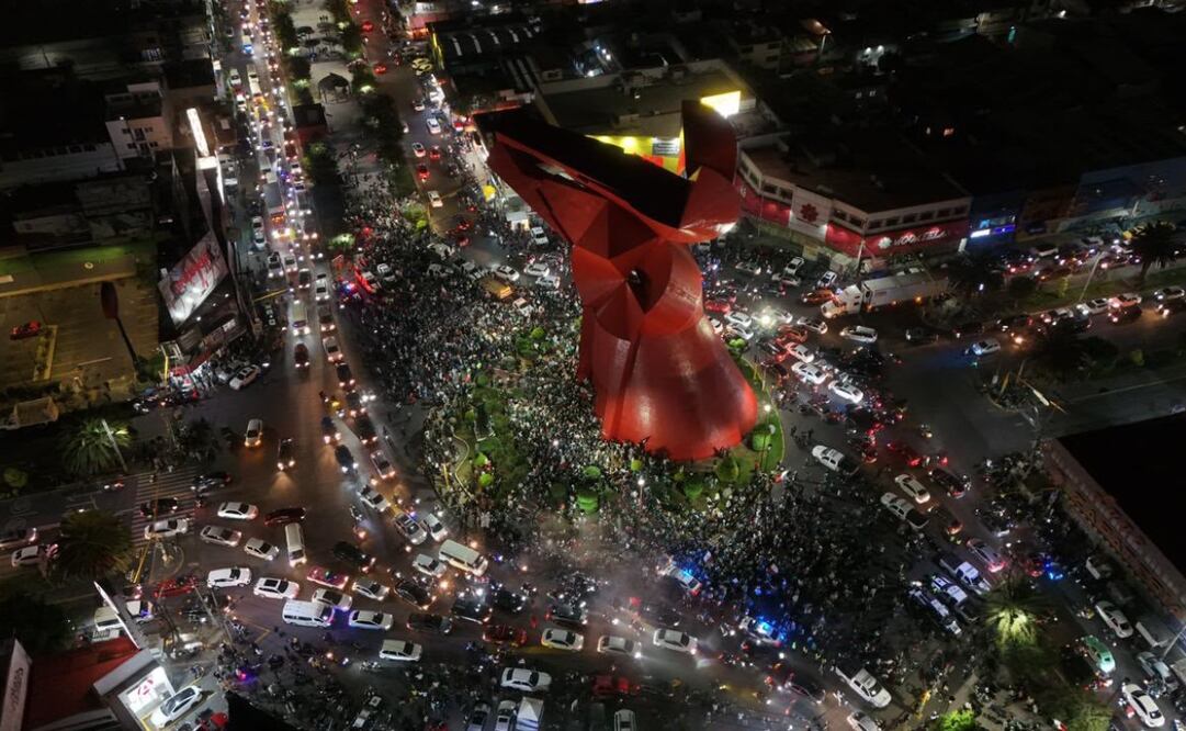 La Glorieta del Coyote lució completamente iluminada por los colores verde, blanco y rojo de la mítica afición de Neza. Foto Especial