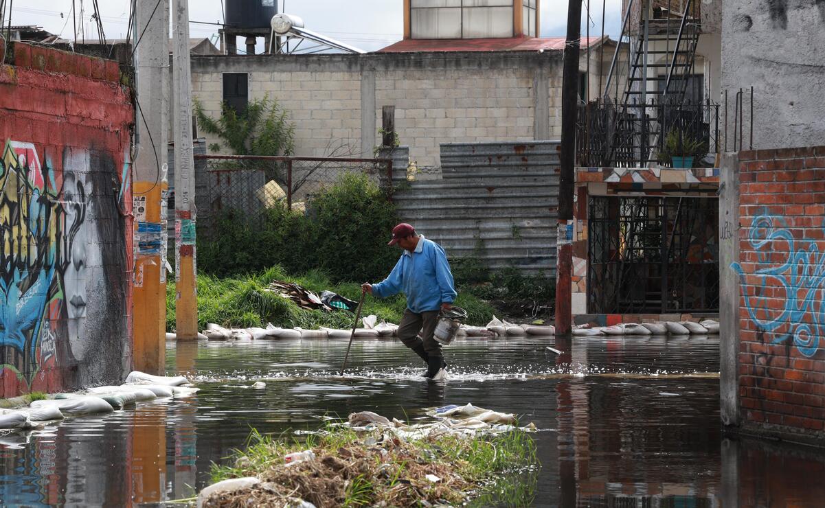 El agua de drenaje alcanzó los 15 centímetros al interior de las vivienda / Foto Alejandro Vargas
