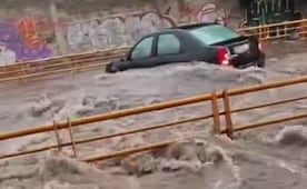 VIDEO: Tormenta inunda la zona oriente de Tlalnepantla: agua supera el metro de altura y arrastra vehículos