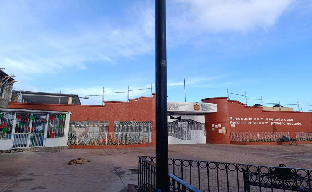 Padres de familia aseguraron que las escuelas son un foco de infección por las aguas negras. Foto: Especial.