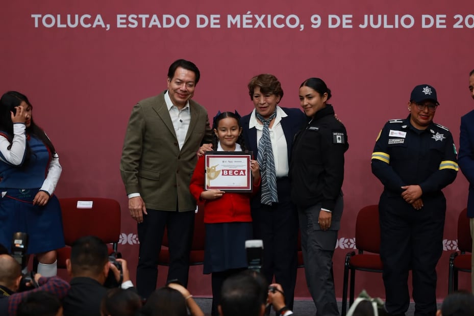 Junto a Mario Delgado Carrillo, secretario de Educación Pública del Gobierno de México, la mandataria realizó en Palacio de Gobierno la entrega de las becas. Foto: Alejandro Vargas/ El Universal