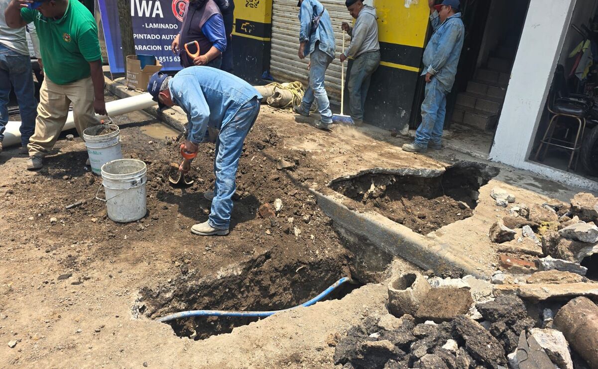 Algunos automovilistas que transitaban por la zona se vieron afectados al caer en el hundimiento / Foto: Especial
