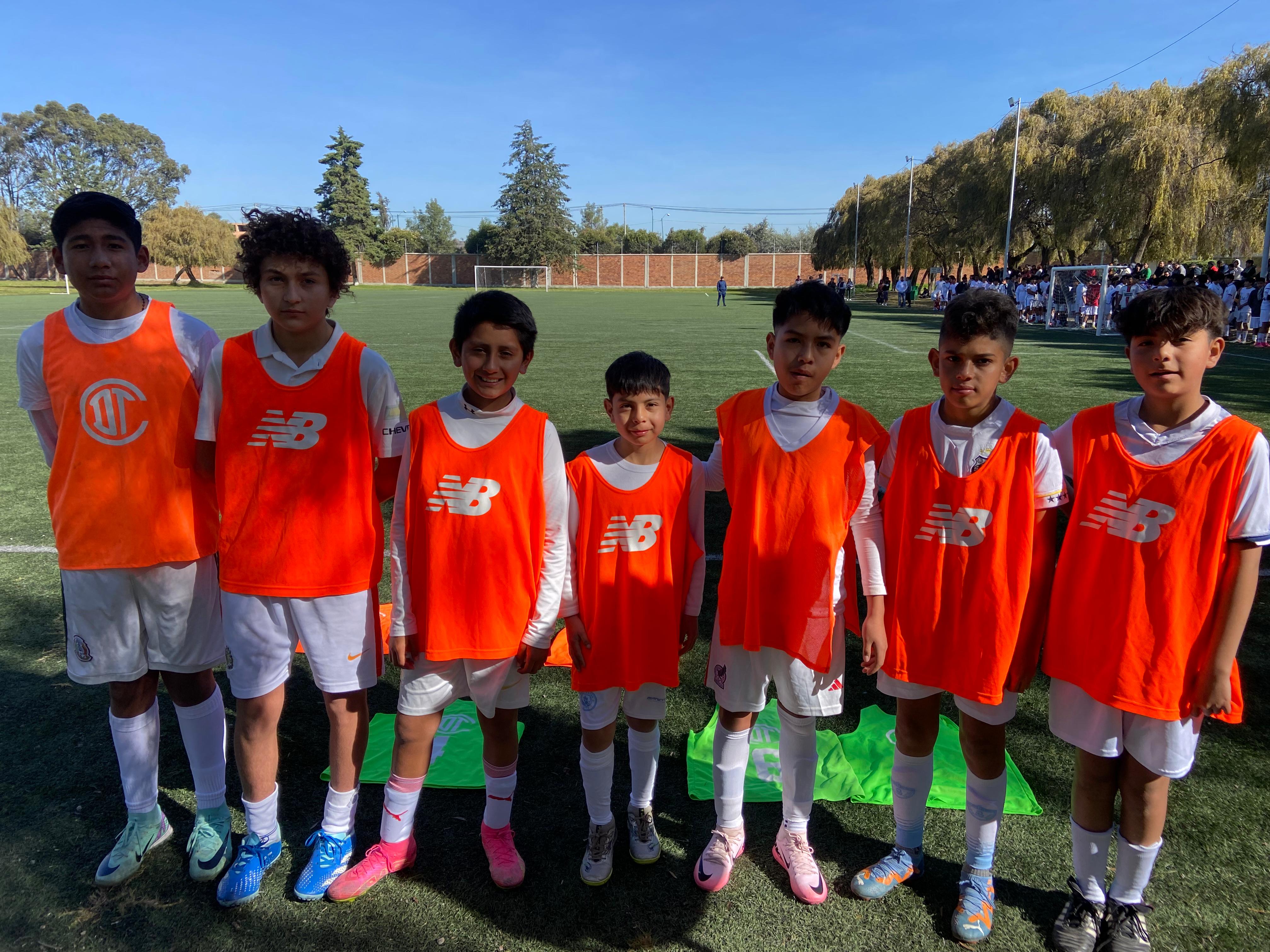 Jugadoras y jugadores de fútbol en las categorías 2010-2015 en varonil y 2007-2011 femenil, se reunieron en la Ciudad Deportiva de Zinacantepec. Foto: Hanna Santillán