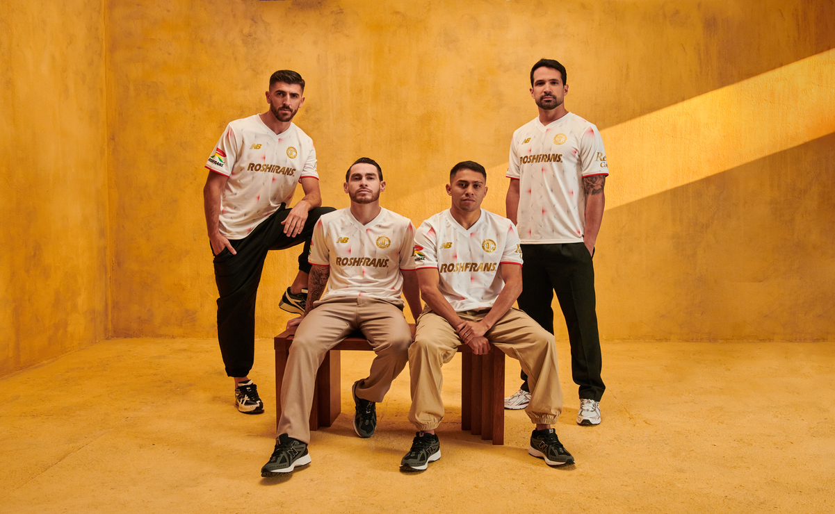 El uniforme de visita es blanco, con todos los logotipos de las marcas en un llamativo tono dorado / Foto: Especial