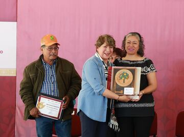 Delfina Gómez Álvarez reafirma su apoyo al maíz nativo premiando a productores del Edomex