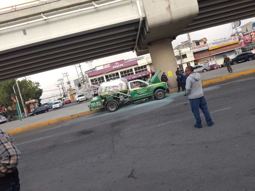 Al lugar acudieron elementos del cuerpo de Bomberos y Protección Civil municipal quienes realizaron trabajos para sofocar el incendio. Foto: especial