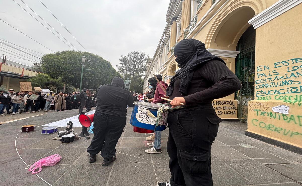 El evento reunió a egresados, estudiantes y académicos, con la participación de la Batucada por la Memoria Histórica, un colectivo de egresados. Foto: Miguel García / El Universal Estado de México