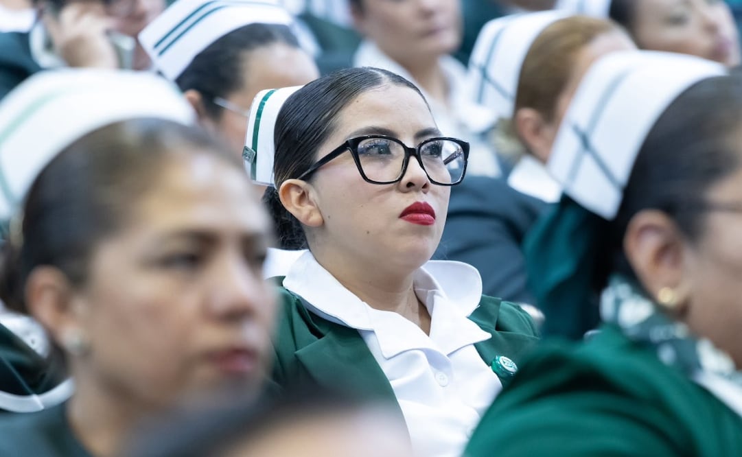 Más de 480 mil trabajadores activos del IMSS están convocados a participar en la consulta decisiva. Foto Especial