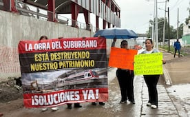 Vecinos de Tultitlán protestan contra tren al AIFA; señalan obras de drenaje inconclusas; temen inundación