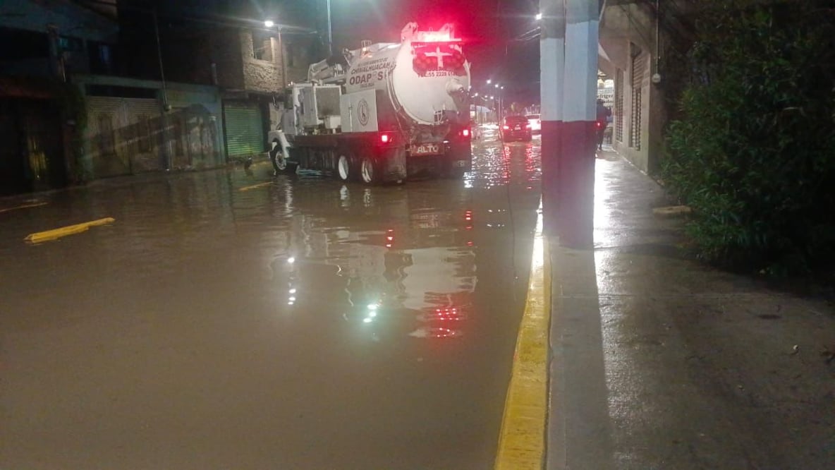Elementos de Protección Civil y ODAPAS retiraron agua acumulada en vialidades de Chimalhuacán. Foto Especial
