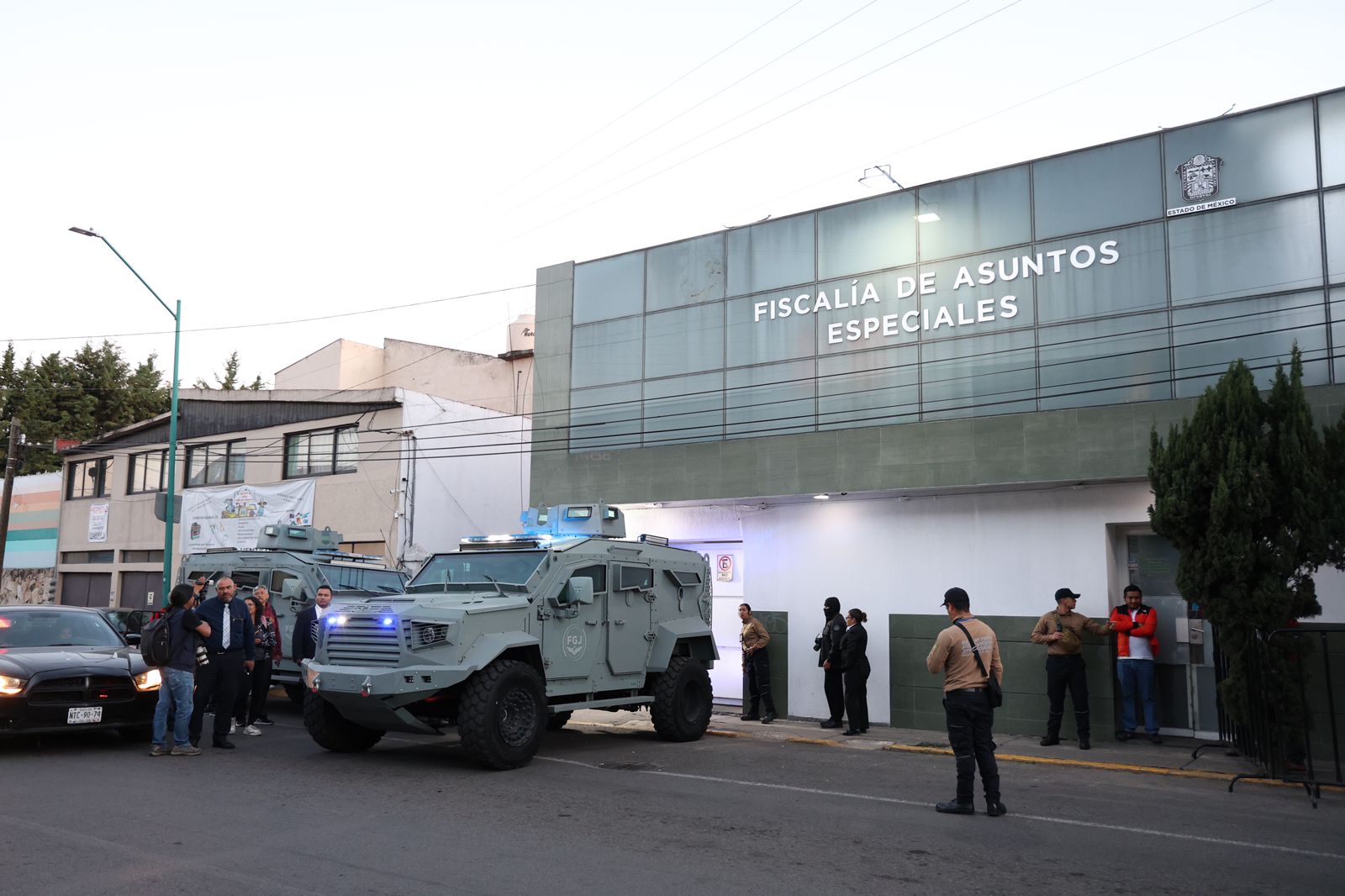 En la Fiscalía General de Justicia del Estado de México se implemento un fuerte dispositivo de seguridad. Foto Arturo Hernández