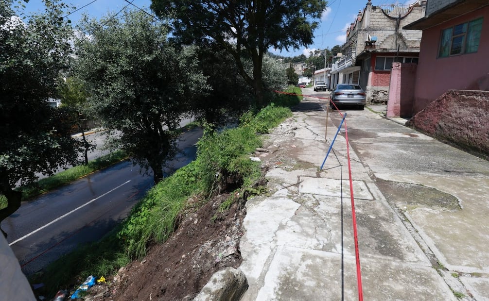 Elementos de Protección Civil recorren las laderas de Paseo Matlazincas ante posibles riesgos de deslizamiento. Foto Alejandro Vargas / El Universal