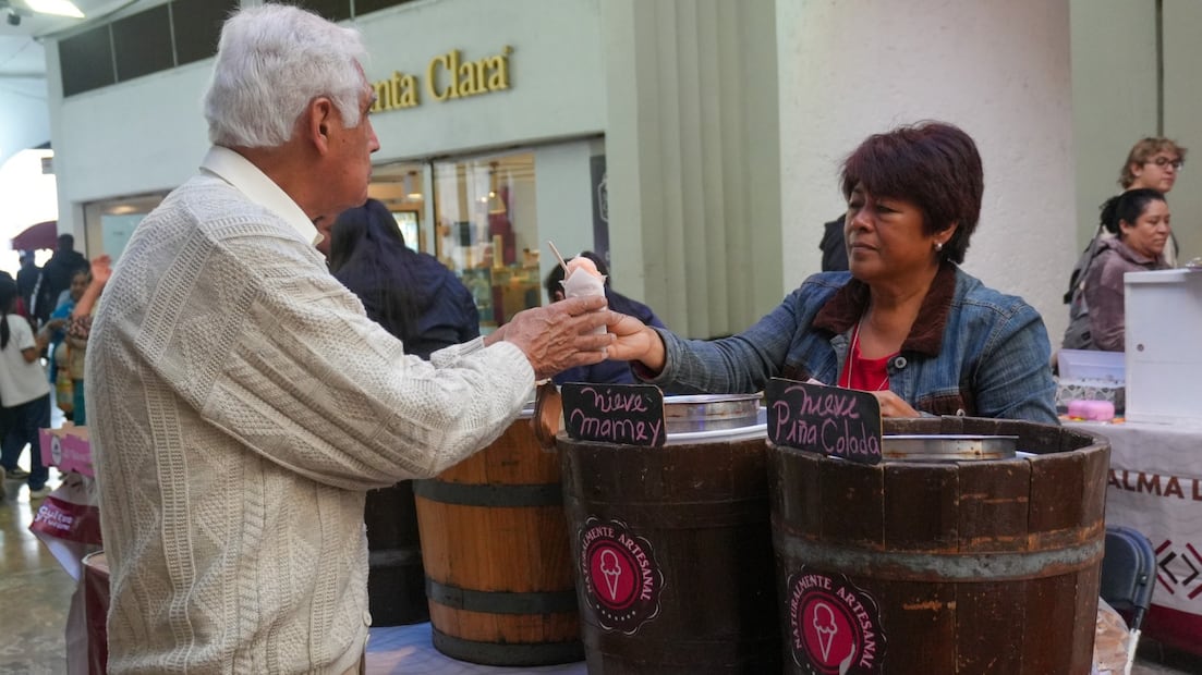Cada pieza en la Concha Acústica cuenta una historia de dedicación; el alcalde Ricardo Moreno impulsa estas ventas directas para beneficio de los creadores. Foto Especial