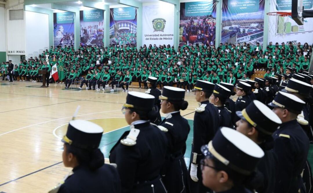 Atletas auriverdes reciben con orgullo la bandera de la UAEMéx durante la ceremonia de abanderamiento en Toluca. Foto: Especial