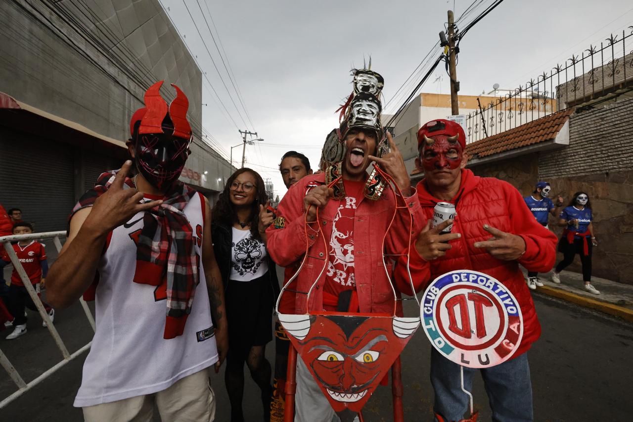 Algunos se organizaron con sus amigos para ir al partido del Toluca.  Foto Jorge Alvarado