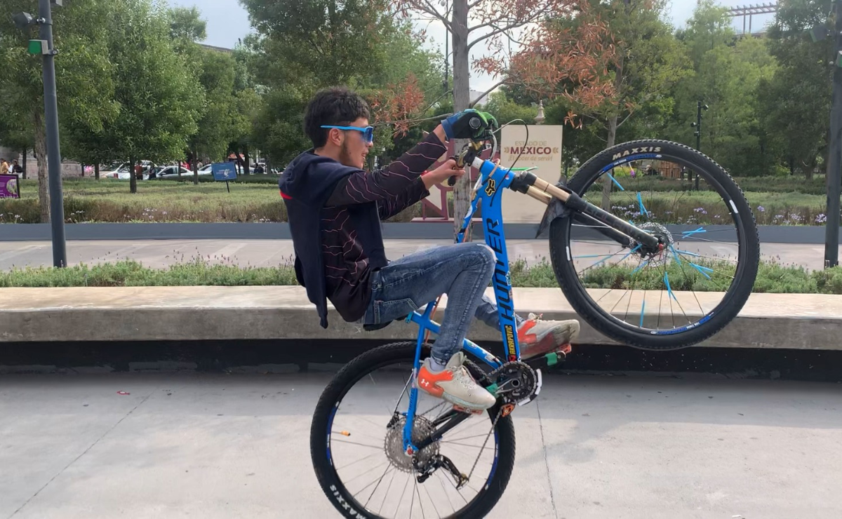 Acrobacias y destreza sobre ruedas durante el evento de bikelife en Toluca. Foto: Sergio García