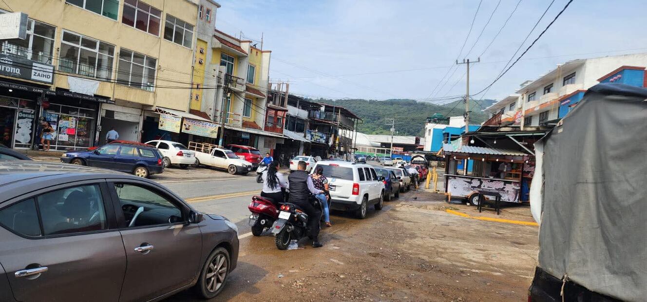 Se registran largas filas en algunas gasolineras ubicadas en esta zona del Edomex / Foto Especial