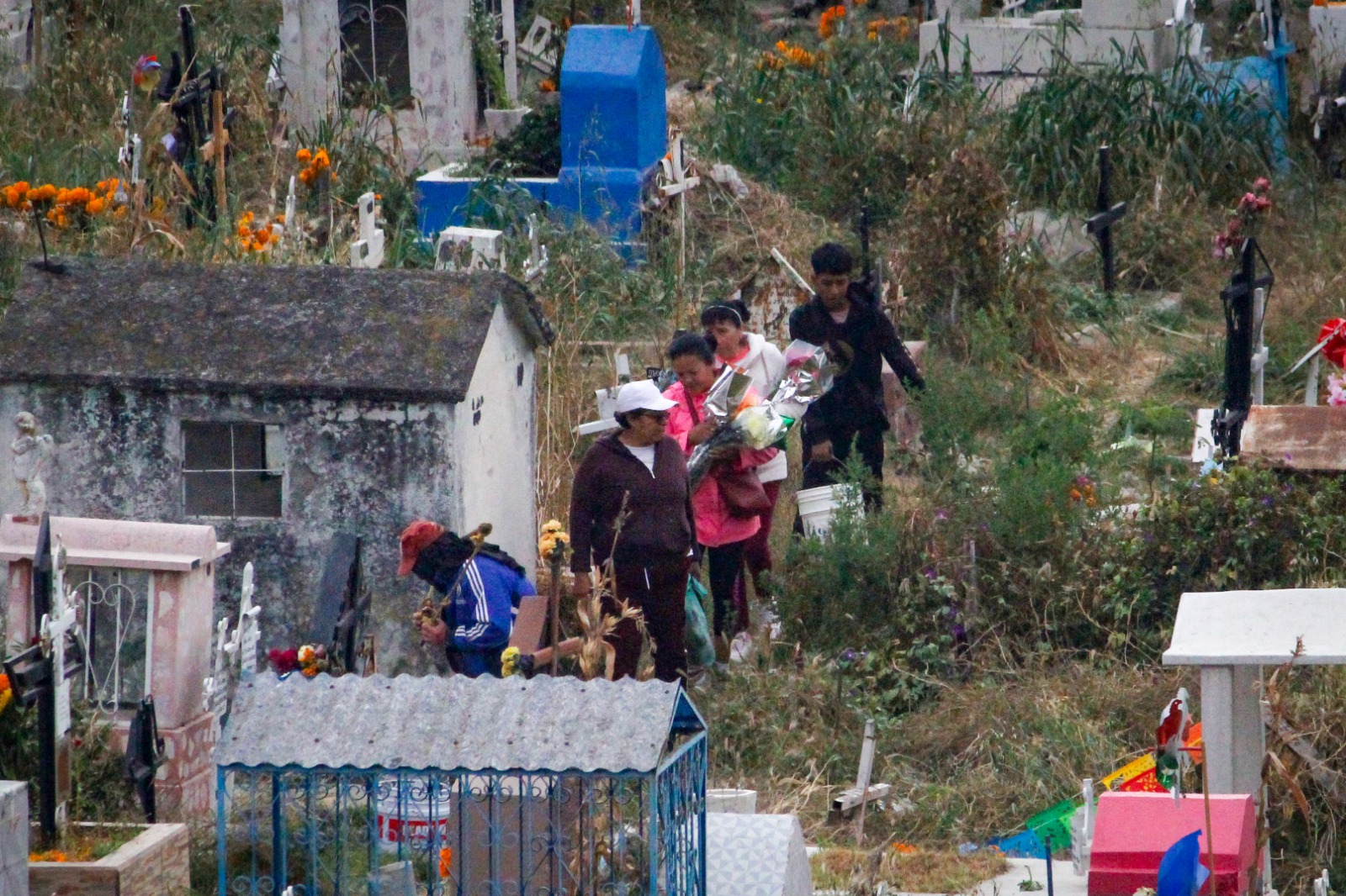 En el panteón de San Jerónimo Chicahualco en Metepec. Foto Arturo Hernández y Luis Camacho